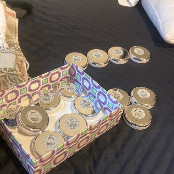 IT cosmetics Dark Powder foundations bye-bye - Picture 3 of 7